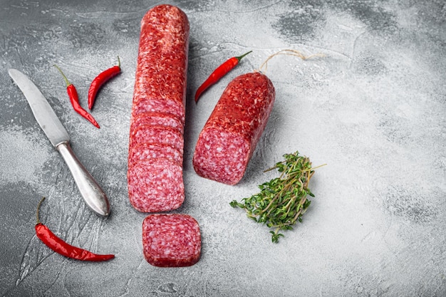 Salame com ervas, conjunto de alho, no fundo da mesa de pedra cinza, com espaço de cópia para o texto