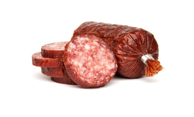 Salame de carne de porco e veado defumado linguiça madura e fatias de salame isoladas em fundo branco