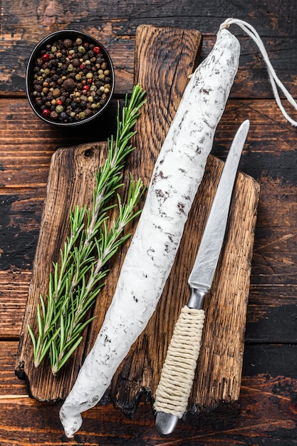 Salame de Fuet espanhol em uma tábua de madeira.