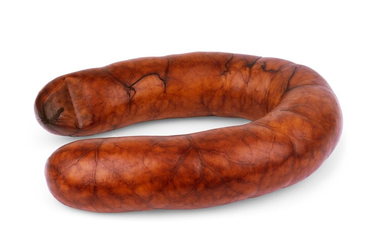Foto salame de linguiça defumada isolado em um fundo branco