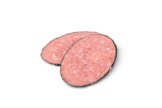 Salame de linguiça defumada, isolado no fundo branco.