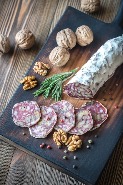 Salame de noz em uma placa de madeira