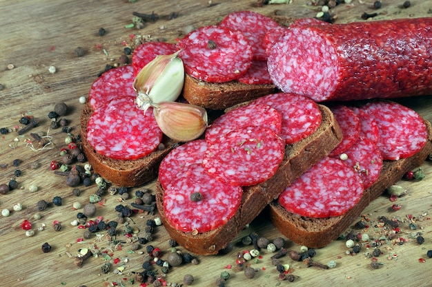 Salame defumado em mesa de madeira