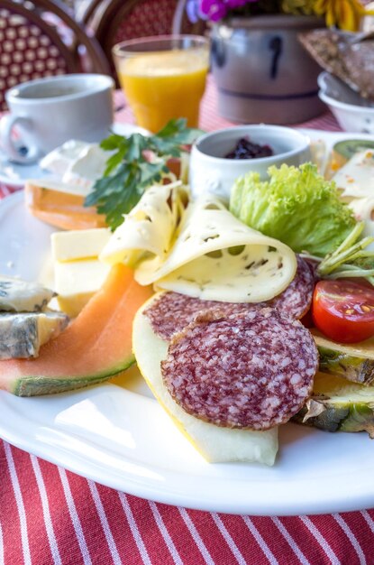 Foto salame e presunto com salada fresca