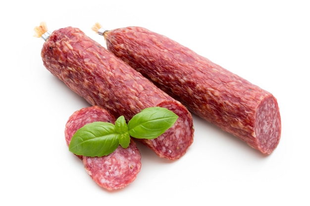 Salame, folhas de manjericão e pimenta em grão isolado no branco.