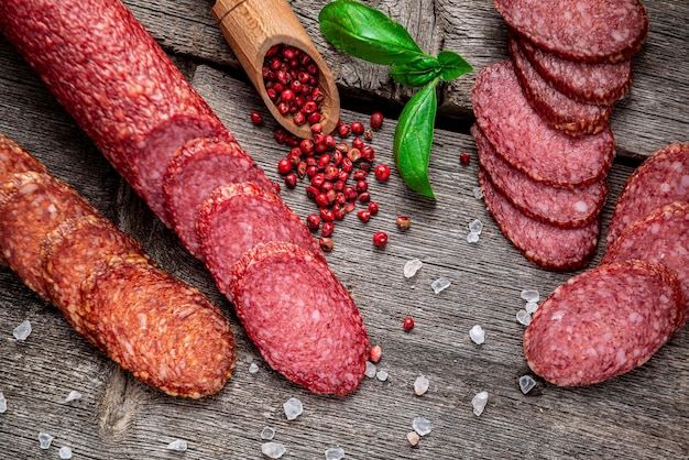 Salame italiano de melhor qualidade na velha mesa de madeira