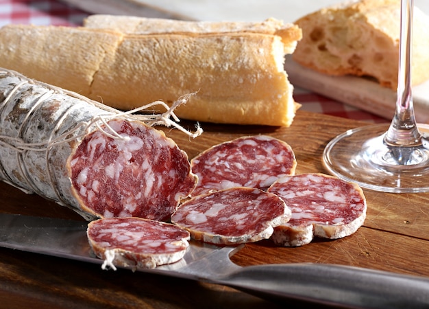 Salame italiano e pão fresco