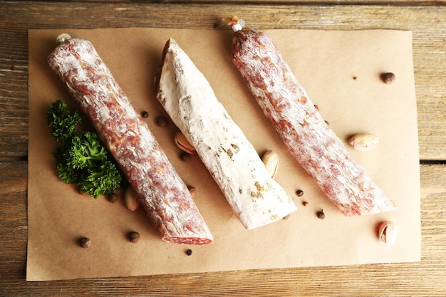 Salame italiano em fundo de madeira