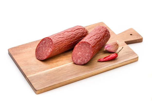 Salame, linguiça defumada, folhas de manjericão em recorte de fundo branco.