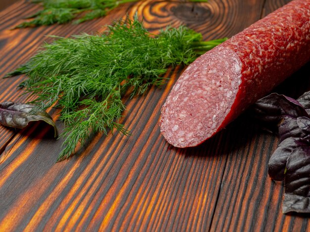 Salame en una mesa de madera oscura