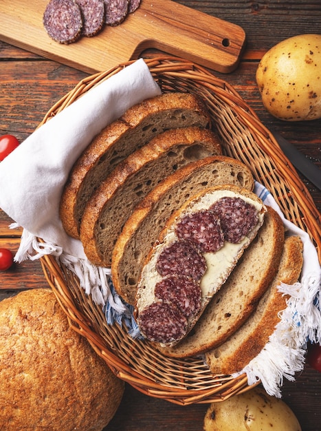 Foto salame picante en rebanadas en una rebanada de pan