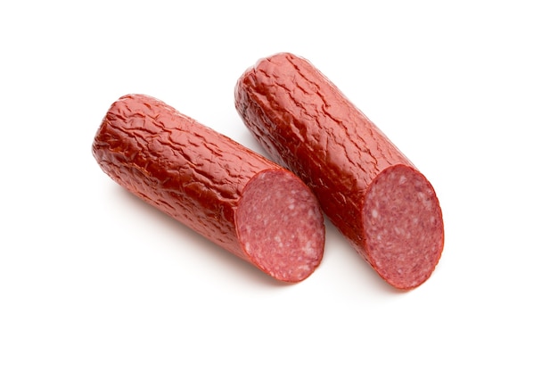 Salame, salame, folhas de manjericão, recorte de superfície branca.