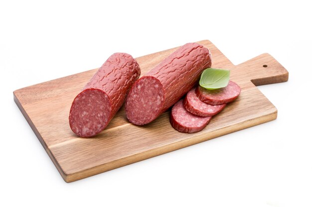 Salame, salsicha defumada, folhas de manjericão em branco.