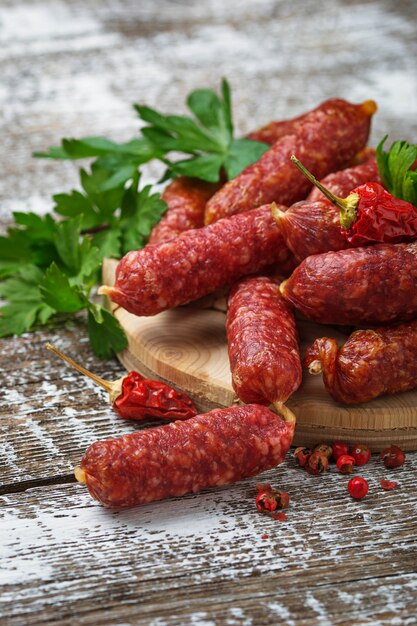 Salame Salsichas com Pimentão Vermelho e Salsa