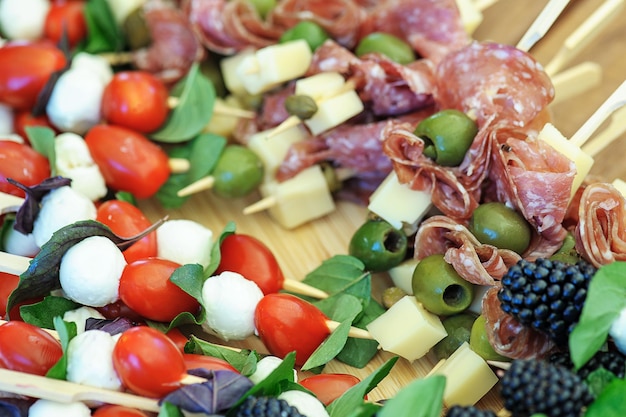 Salami am Spieß mit grünen Oliven. Gastronomie