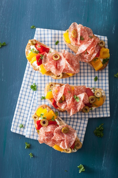 Salami Bruschetta mit gerösteten Paprika-Ziegenkäse-Oliven