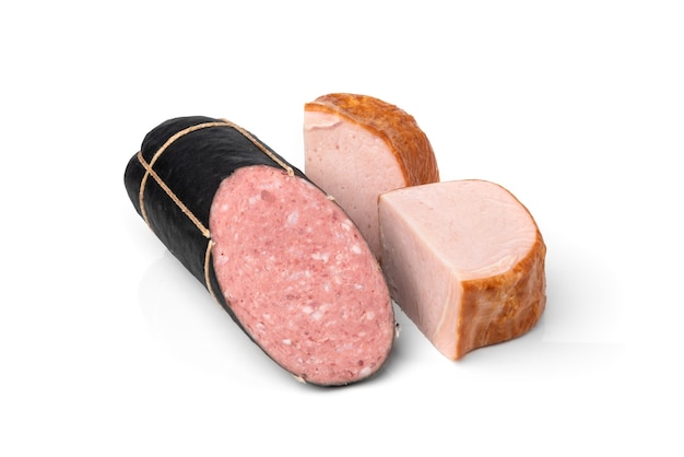 Salami de carne ahumada y salchicha aislado sobre fondo blanco.