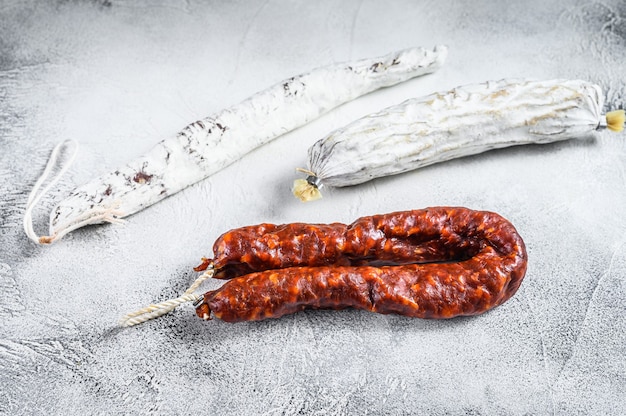 Salami español, fuet y chorizo en una mesa de cocina