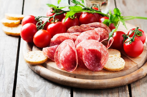 Salami fresco con tomate y pan