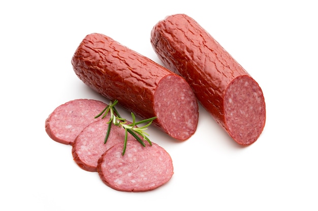 Salami geräucherte Wurst, Basilikumblätter auf Weiß.