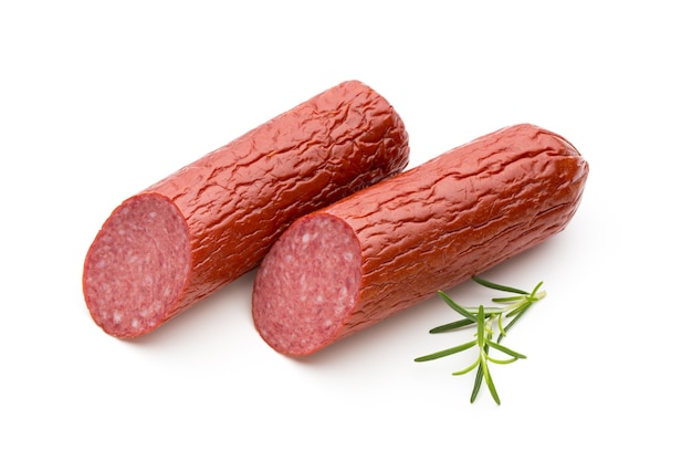 Salami geräucherte Wurst, Basilikumblätter auf Weiß