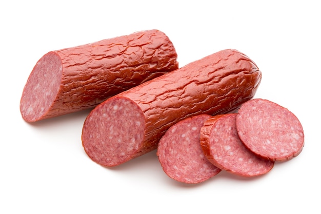 Salami geräucherte Wurst, Basilikumblätter auf weißem Oberflächenausschnitt.