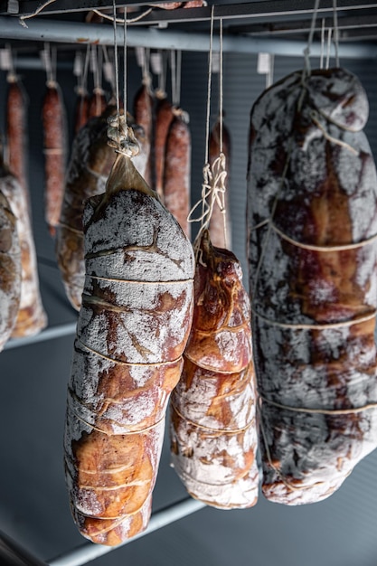 Salami hängt im Lager