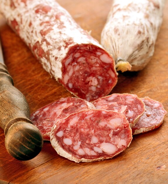 Salami in Scheiben geschnitten