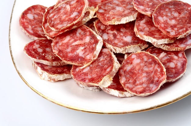 Salami in Scheiben geschnitten