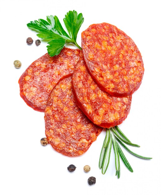 Salami italiano o chorizo español en blanco aislado