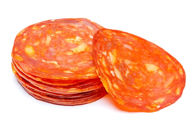 Salami italiano o chorizo español sobre superficie blanca