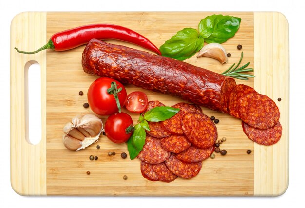 Salami italiano o chorizo español en tabla de cortar de madera