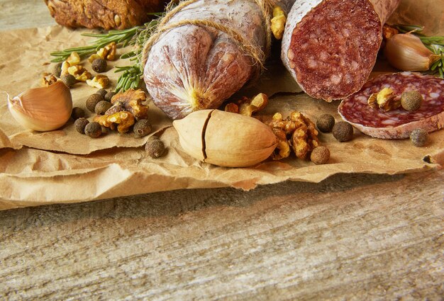 Salami italiano con sal marina, romero, ajo y nueces en papel Estilo rústico Cerrar