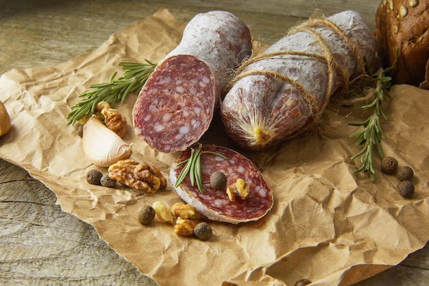 Salami italiano con sal marina, romero, ajo y nueces en papel Estilo rústico Cerrar