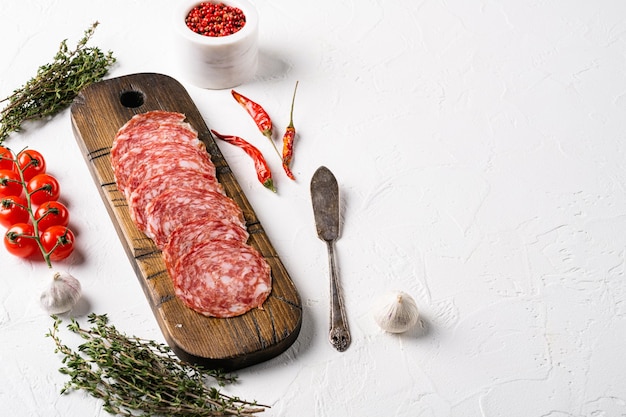 Salami milano geschnittene wurst auf weißem steintischhintergrund mit kopierraum für text