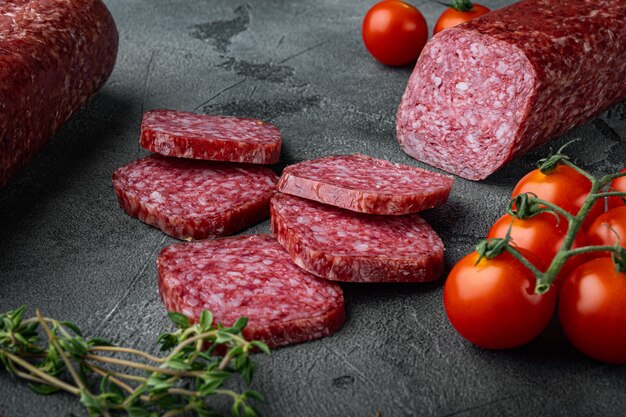 Salami mit Kräutern und Gewürzen, auf grauem Steintisch