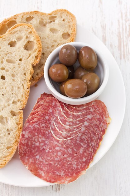 Salami mit Oliven und Brot