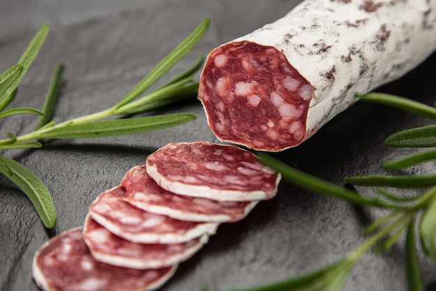 Salami en la oscuridad