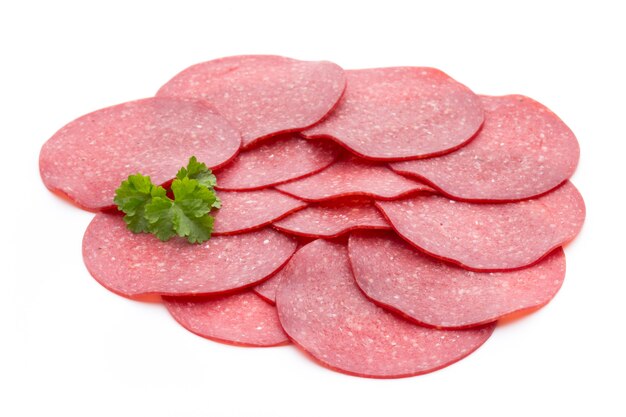 Salami rauchte Wurst eine Scheibe isoliert auf weißem Oberflächenausschnitt.