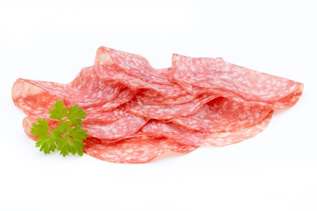 Salami rauchte Wurstscheiben isoliert auf Weiß.