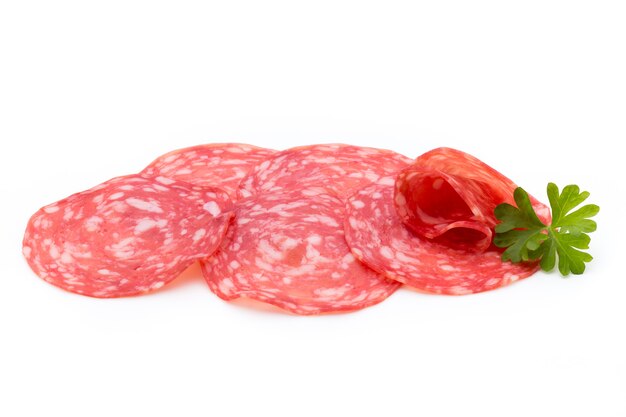 Salami rauchte Wurstscheiben isoliert auf Weiß.