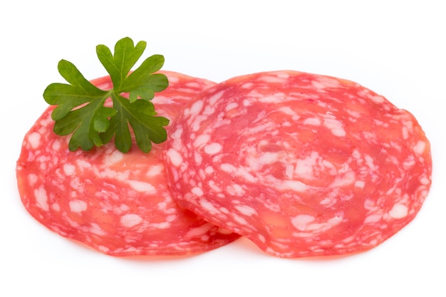 Salami rauchte Wurstscheiben isoliert auf Weiß