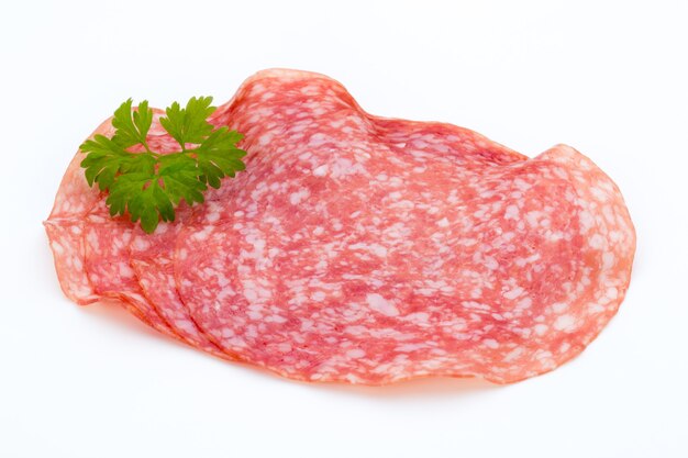 Salami rauchte Wurstscheiben isoliert auf Weiß