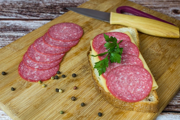 Salami en rodajas de salchicha sobre pan