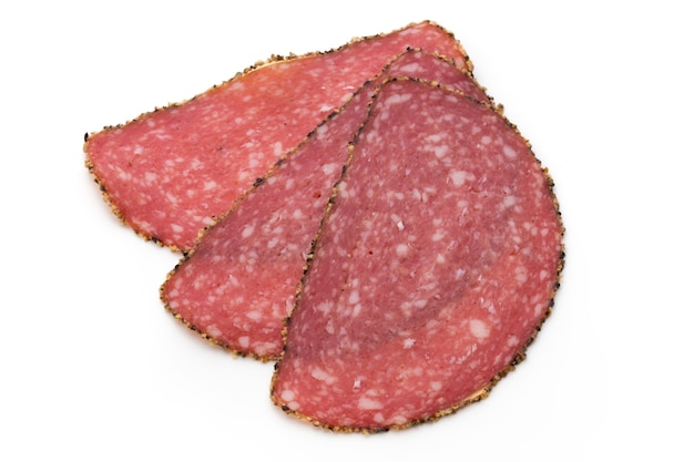 Salami-Scheiben isoliert auf dem Weiß