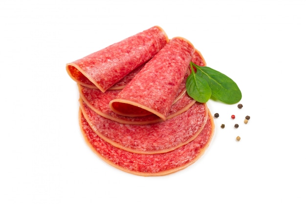 Salami-Scheiben isoliert auf Weiß