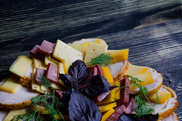 Salami, Schinken-Käse-Salat und Gemüse.