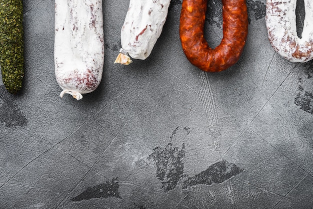 Salami seco español de un estante en el mercado en gris, vista superior con espacio de copia