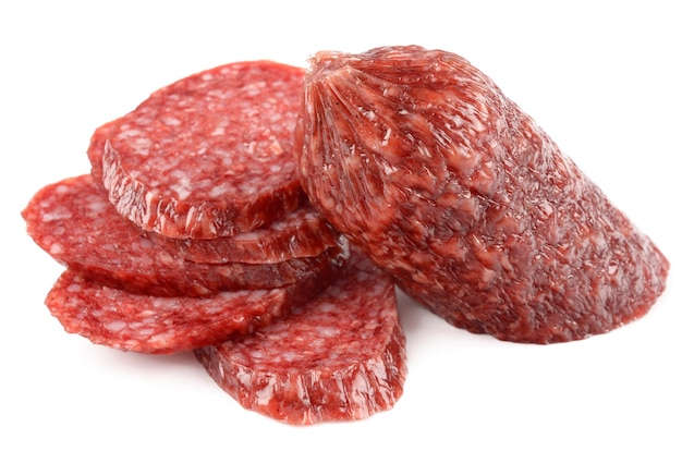 Salami sobre fondo blanco.