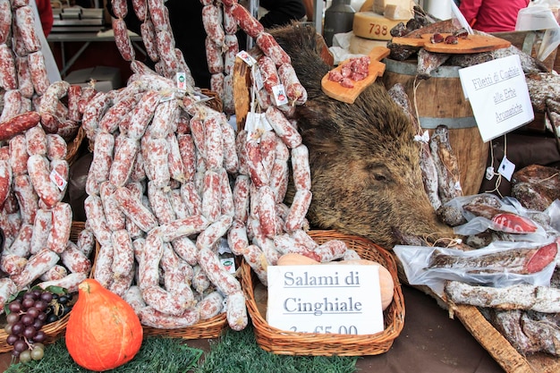 Foto salami para la venta por jabalí muerto en el mercado